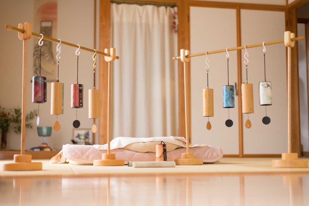 癒庵-nanaha-の音癒し空間に並ぶコシ・チャイムとザフィア・チャイム