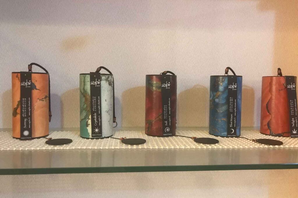 音癒し♾️音瞑想で使用する5種類のザフィア・チャイム。色彩豊かな美しいチャイムが並ぶ様子